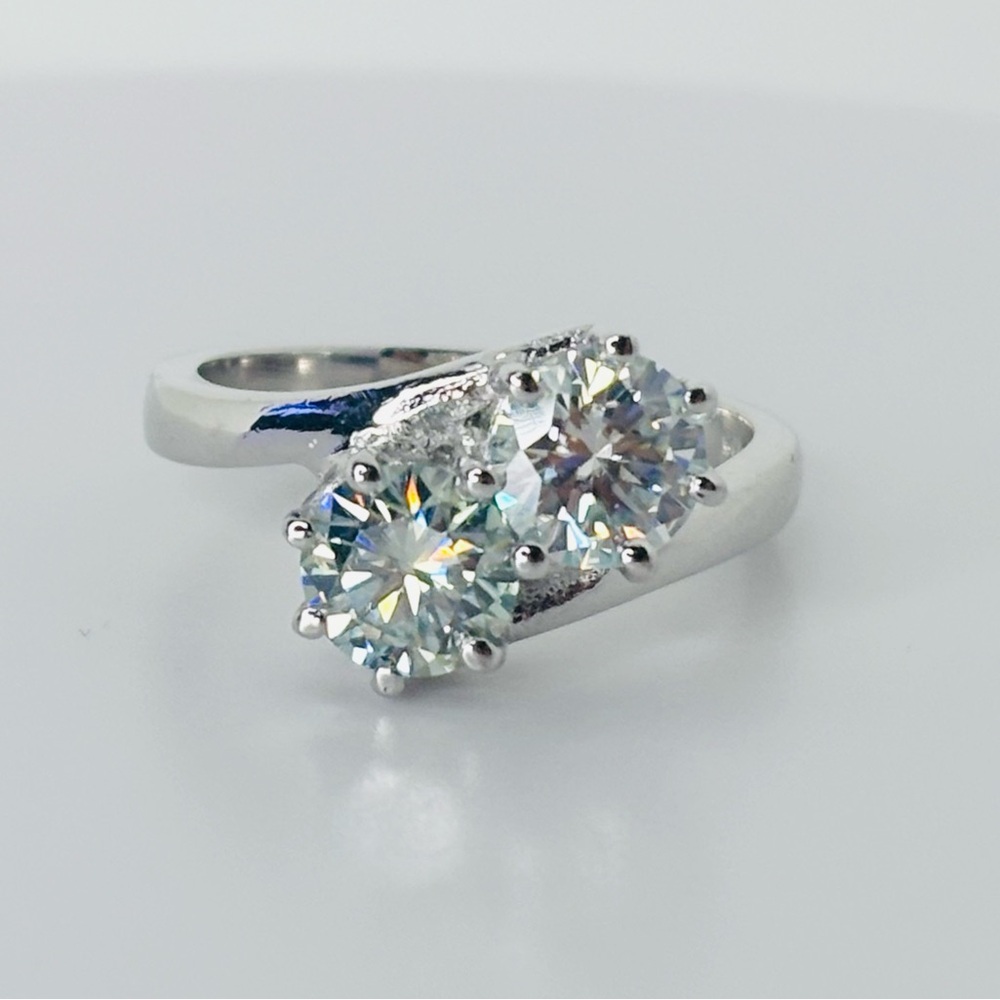 2ct MOISSANITE Ring size 7